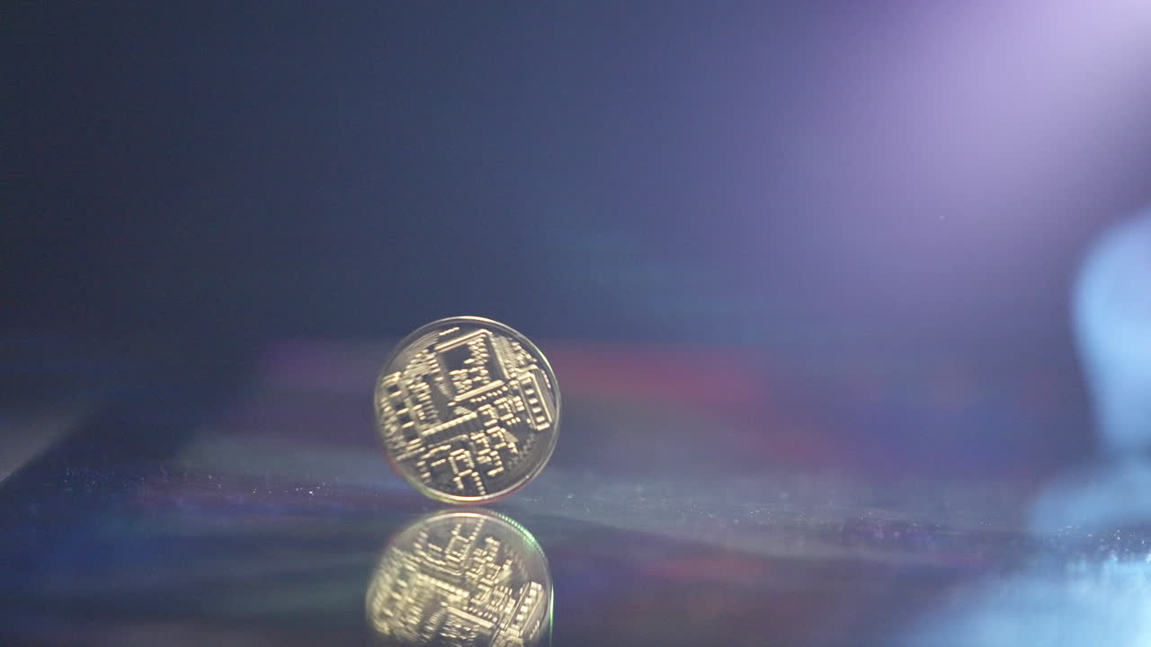 girando bitcoin en la superficie en las luces