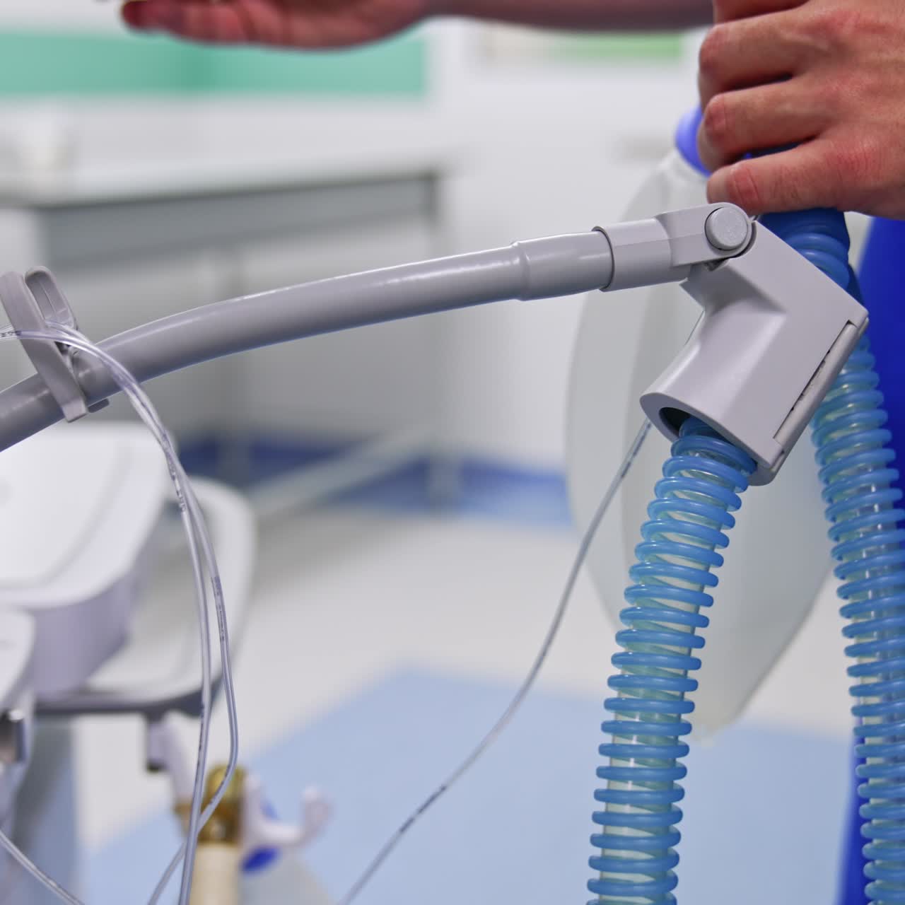 Specialista in anestesiologia che tiene in mano l’ambu in sala operatoria. Medico che si prepara per un intervento chirurgico