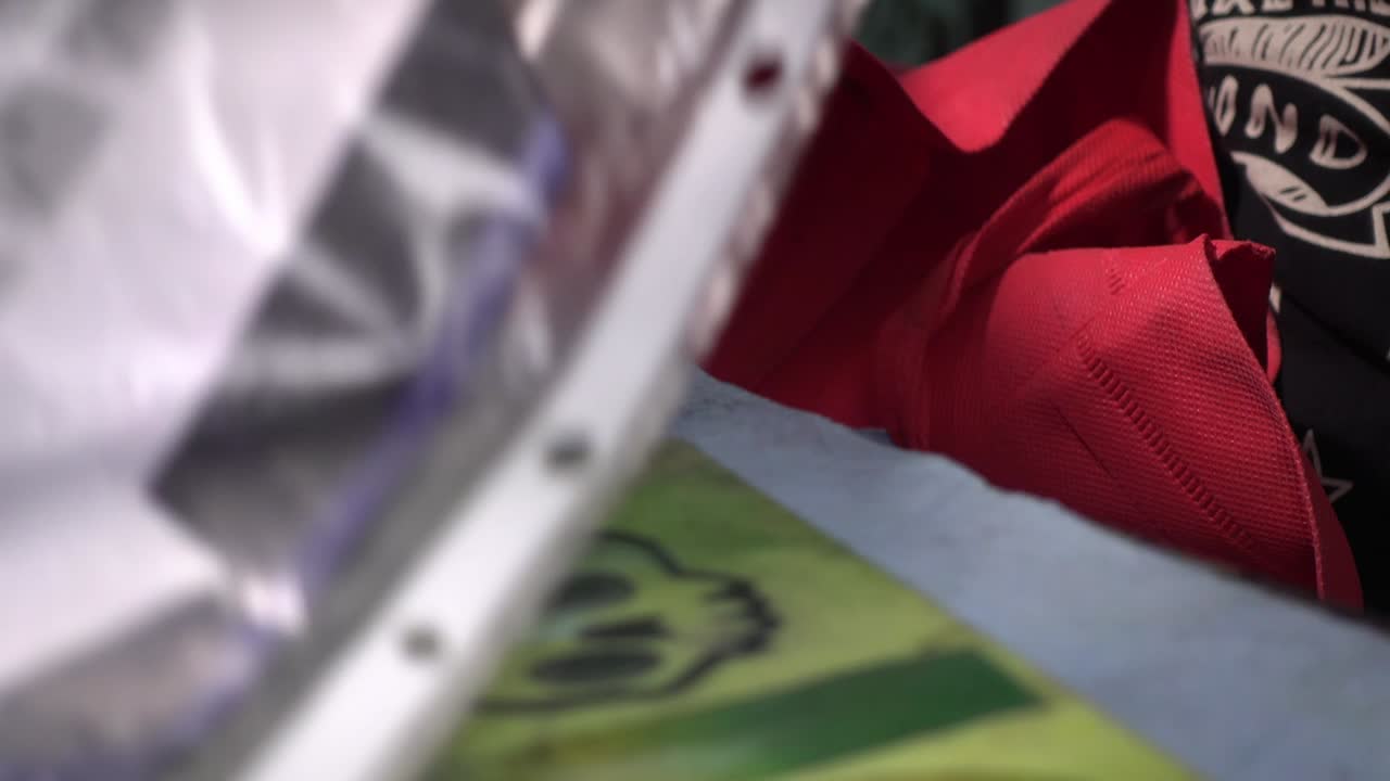 문신 예술가 가 문신 디자인 을 그리기 위해 준비 하고 있다