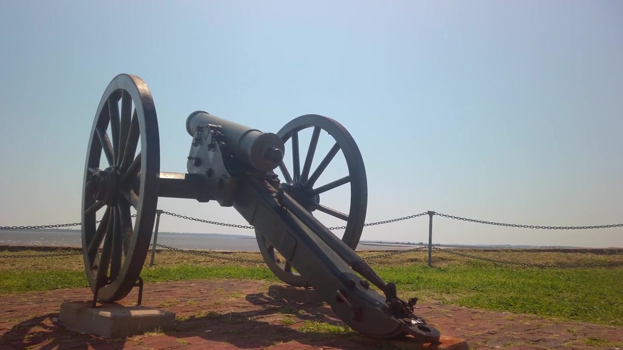 Charleston, Güney Karolina'daki Sumter Kalesi'nde bulunan İç Savaş dönemi topunun gimbal yakın çekim kaydırma çekimi. 4K