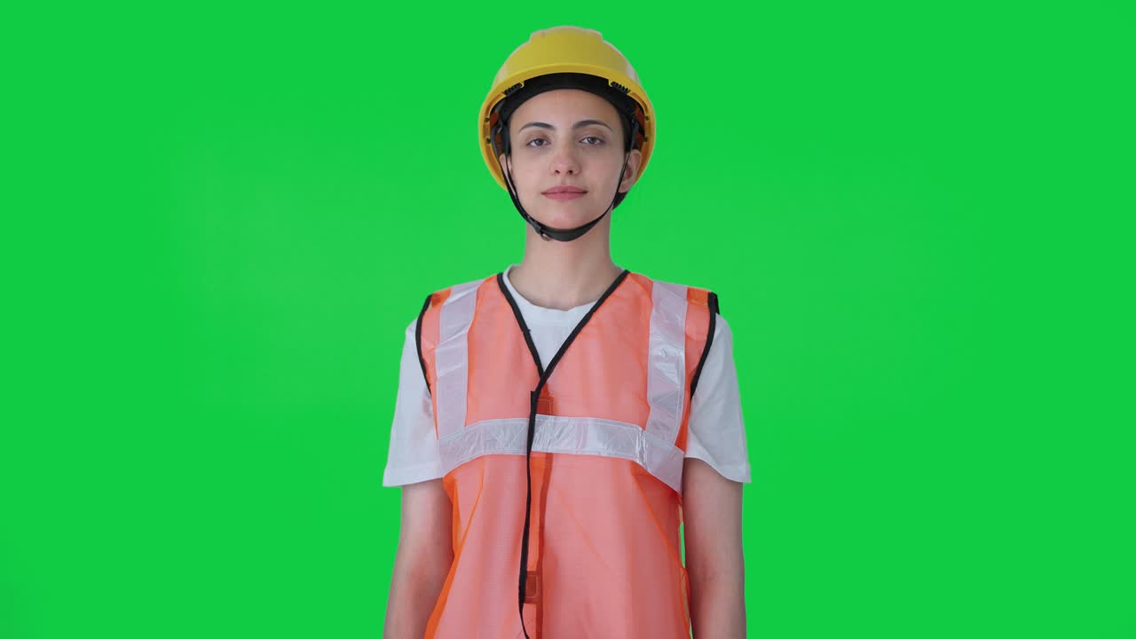 카메라 녹색 스크린을 바라보는 인도 여성 건설 노동자