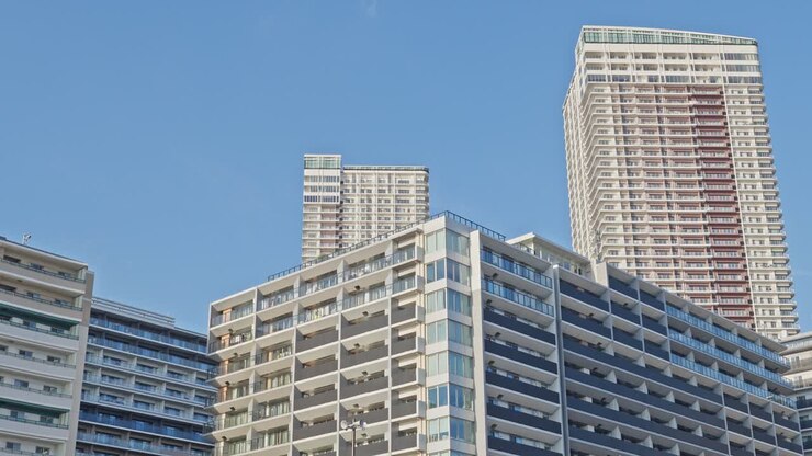 Torri residenziali multipiano ed edifici di appartamenti moderni nel nuovo complesso Harumi Flag a Tokyo