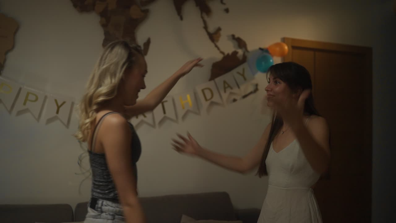 생일을 축하하는 친구들