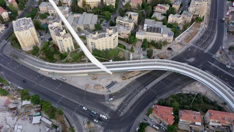 tiro aéreo inclinado hacia abajo sobre el puente de cuerdas, automóvil en la intersección, jerusalén, israel