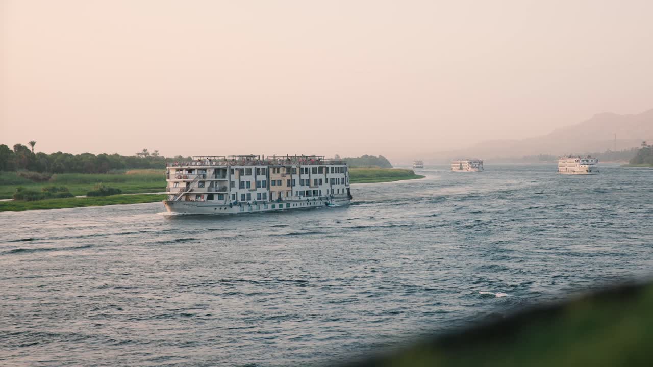 나일 강 을 따라 여행 하는 크루즈 선박 의 수송선