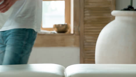 마사지사는 다음 고객을 위해 방을 준비하고 있습니다.