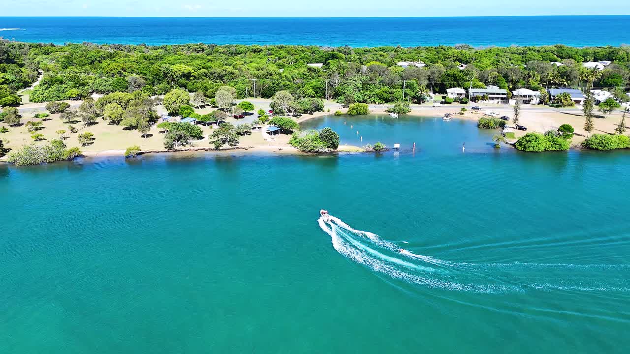 한 배 가 경치 좋은 트위드 강 을 항해 하고 있다