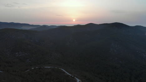 Am-Nebligen-Morgen-Fängt-Die-Drohne-Einen-Atemberaubenden-Blick-Auf-Die-Aufgehende-Sonne-über-Berggipfeln-Ein