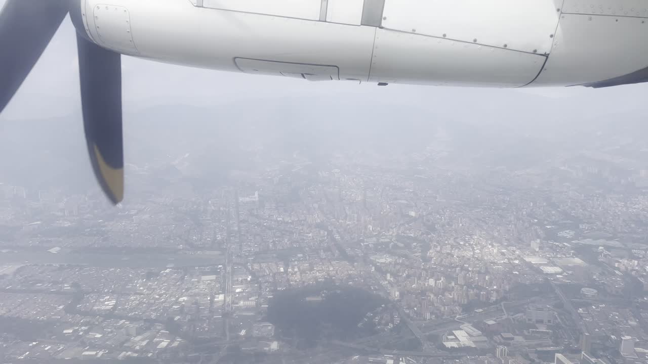 콜롬비아 안티오키아 주 메델린 시내의 올라야 헤레라 공항에서 출발하는 작은 비행기의 창문 밖의 모습