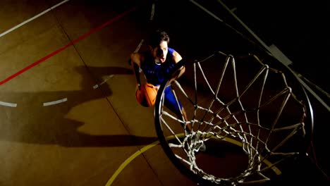 Männlicher-Basketballspieler,-Der-Auf-Dem-Platz-4k-Spielt