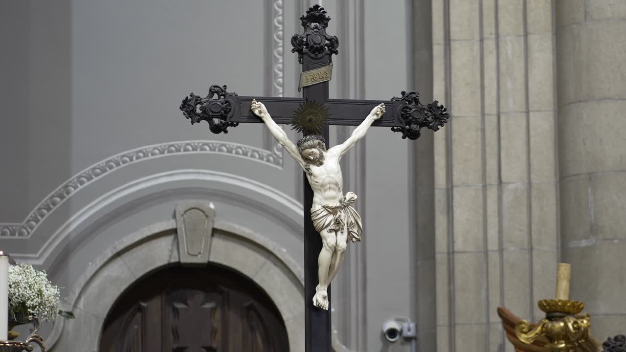 Statua della Crocifissione in un'arcata ornata, lavorazione dettagliata
