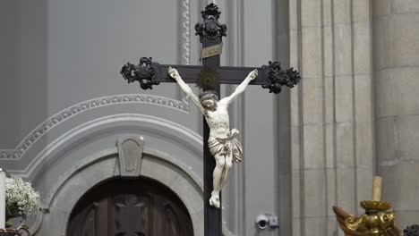 Kreuzigungsstatue-Im-Verzierten-Torbogen,-Detaillierte-Handwerkskunst