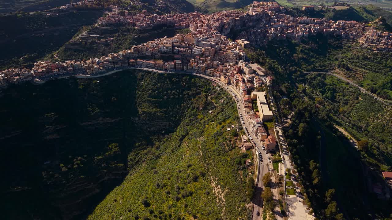 Vista aerea di Centuripe, Sicilia, che ruota intorno alla città montana nel libero consorzio comunale di Enna, in Italia