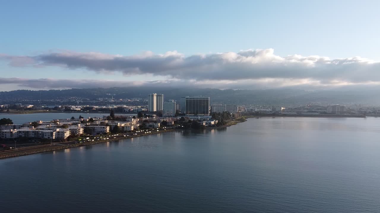 imágenes de drones de la marina en emeryville, california