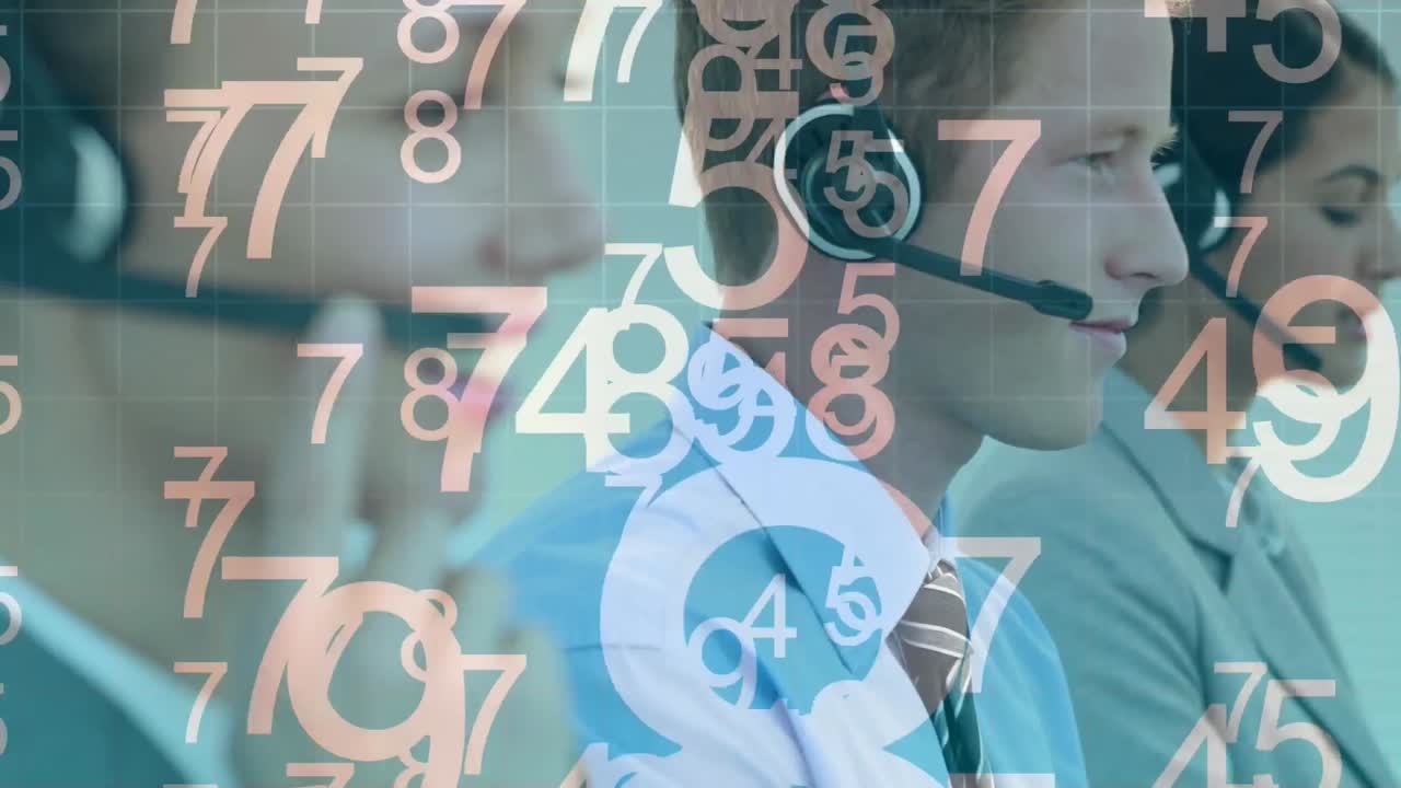 animación del procesamiento de datos sobre personas de negocios que usan auriculares