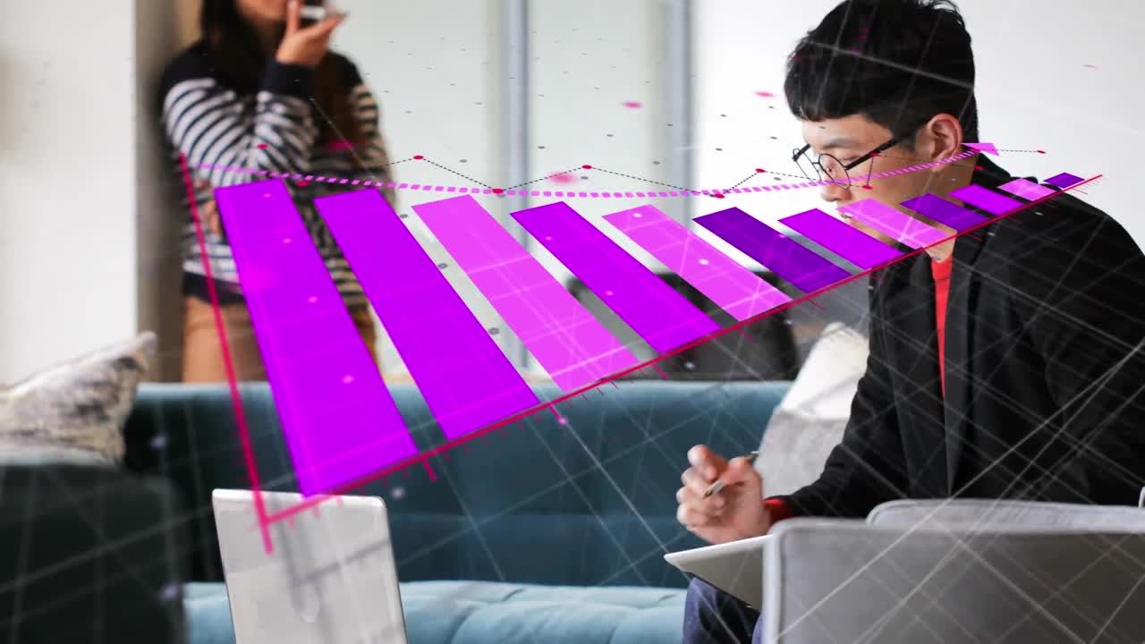 animación de procesamiento de datos financieros sobre empresario asiático en la computadora portátil en la oficina