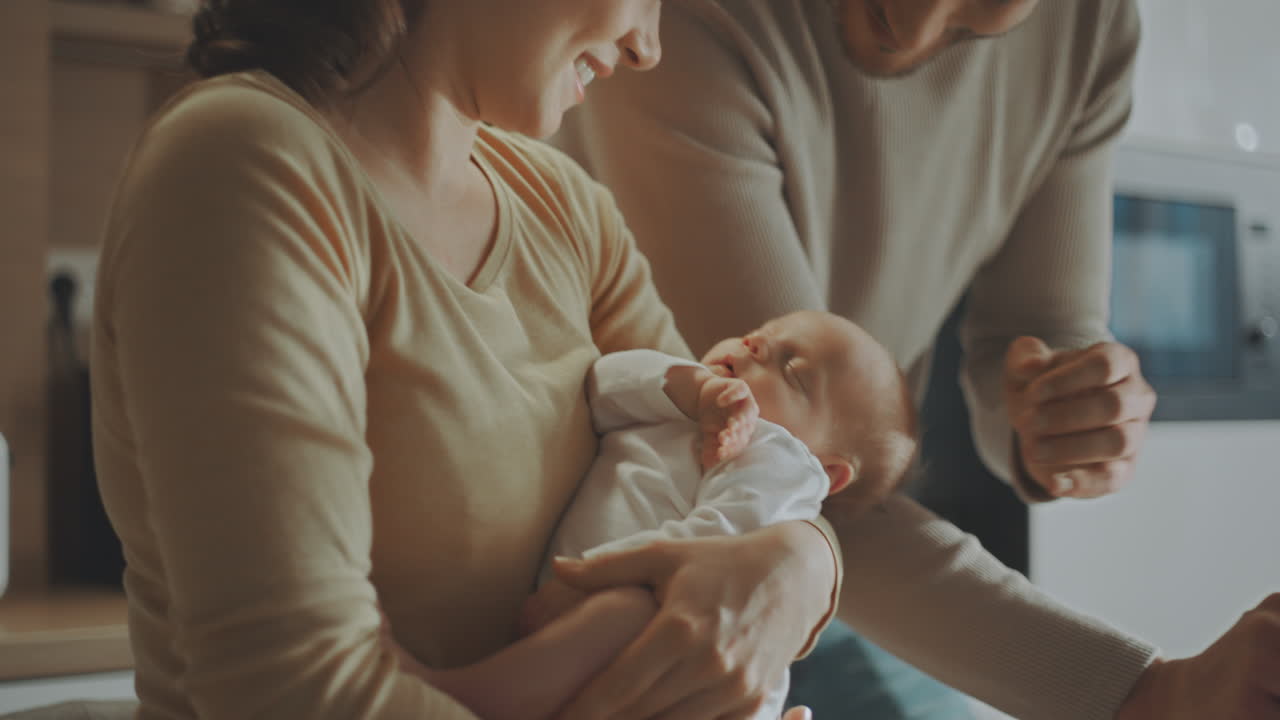 새로 태어난 아기와 함께 행복한 가족