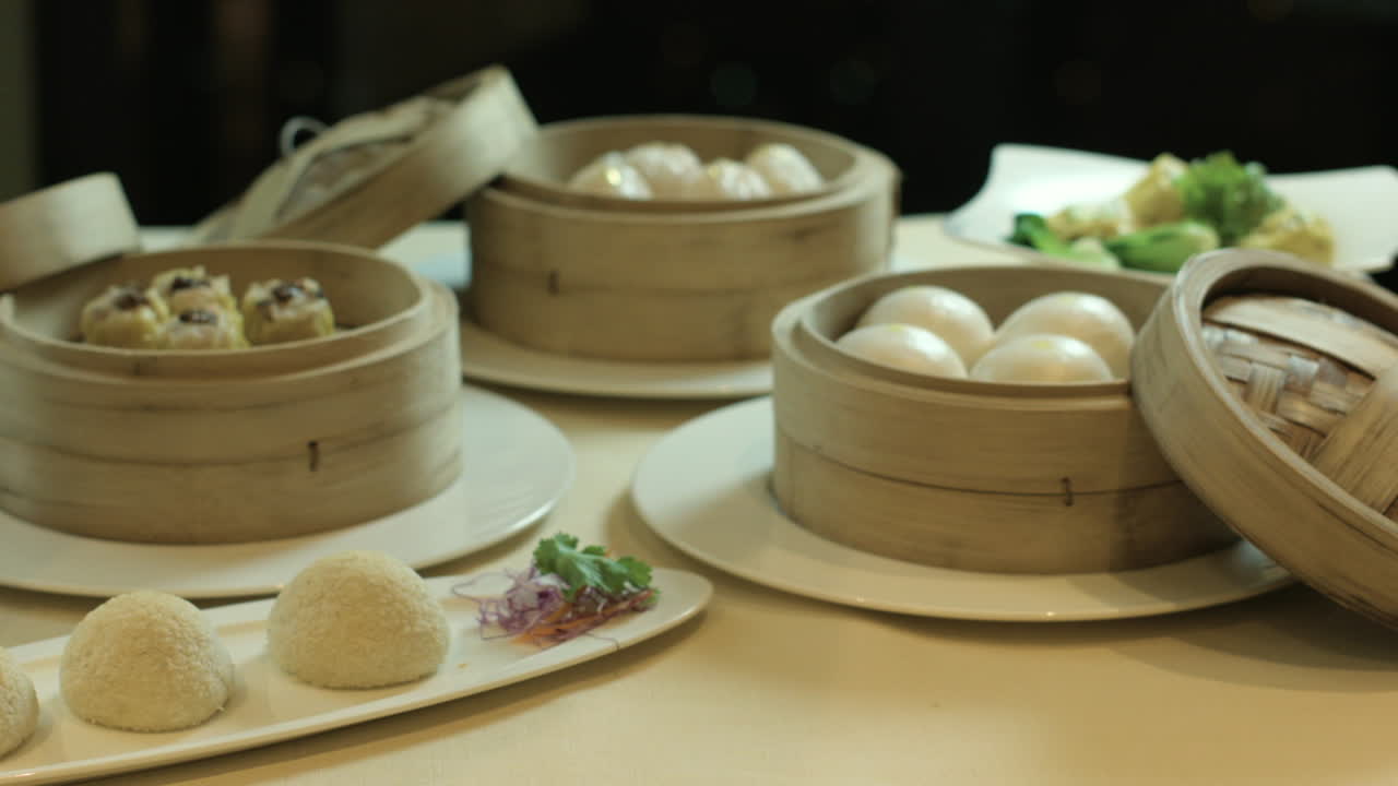 albóndigas chinas servidas en los vapores de madera