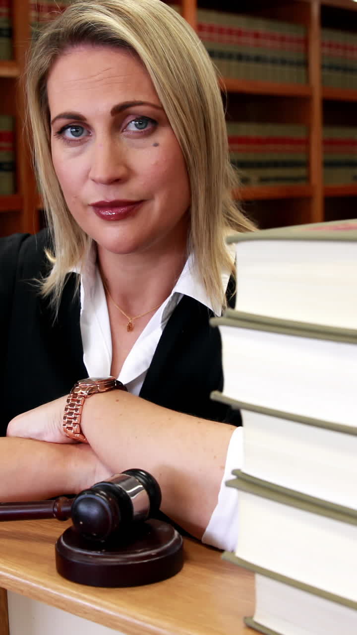 bibliotecario mirando a la cámara