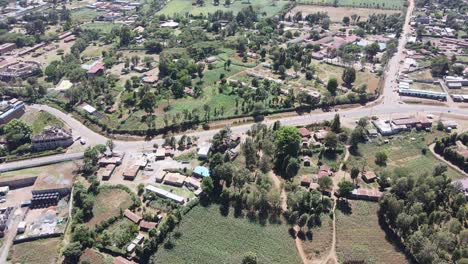 panorama aéreo de la pacífica ciudad de loitokitok, en el sur de kenia