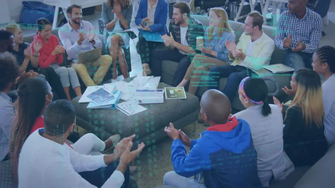 procesamiento de datos contra diversos colegas de oficina aplaudiendo juntos en la oficina