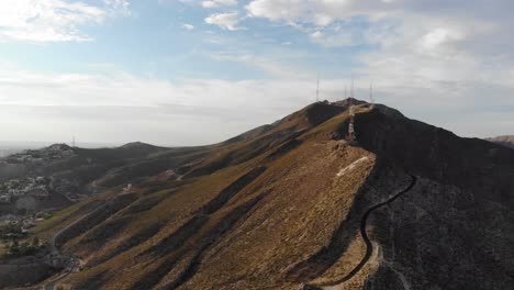 Slowly-rising-aerial-drone-shot-of-El-Paso,-Texas,-looking-across-the-US-Mexico-border-and-into-Juarez,-Mexico