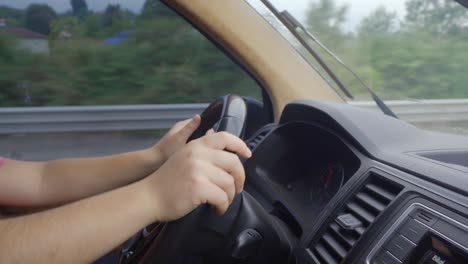 viajar en coche. conducir un coche.