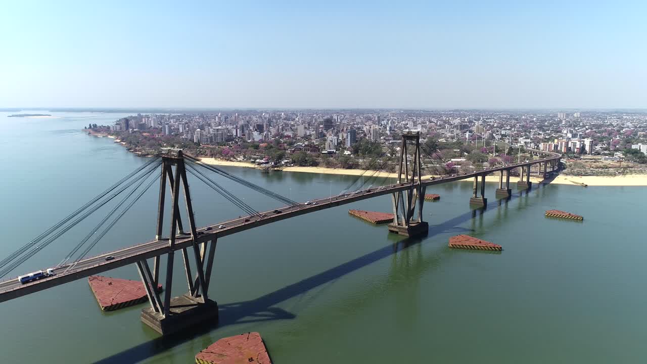 Veduta aerea del Ponte Generale Manuel Belgrano in Argentina.