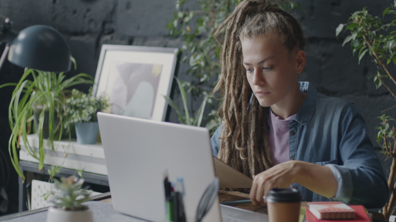 Kvinde, der arbejder på en bærbar computer i et moderne kontor