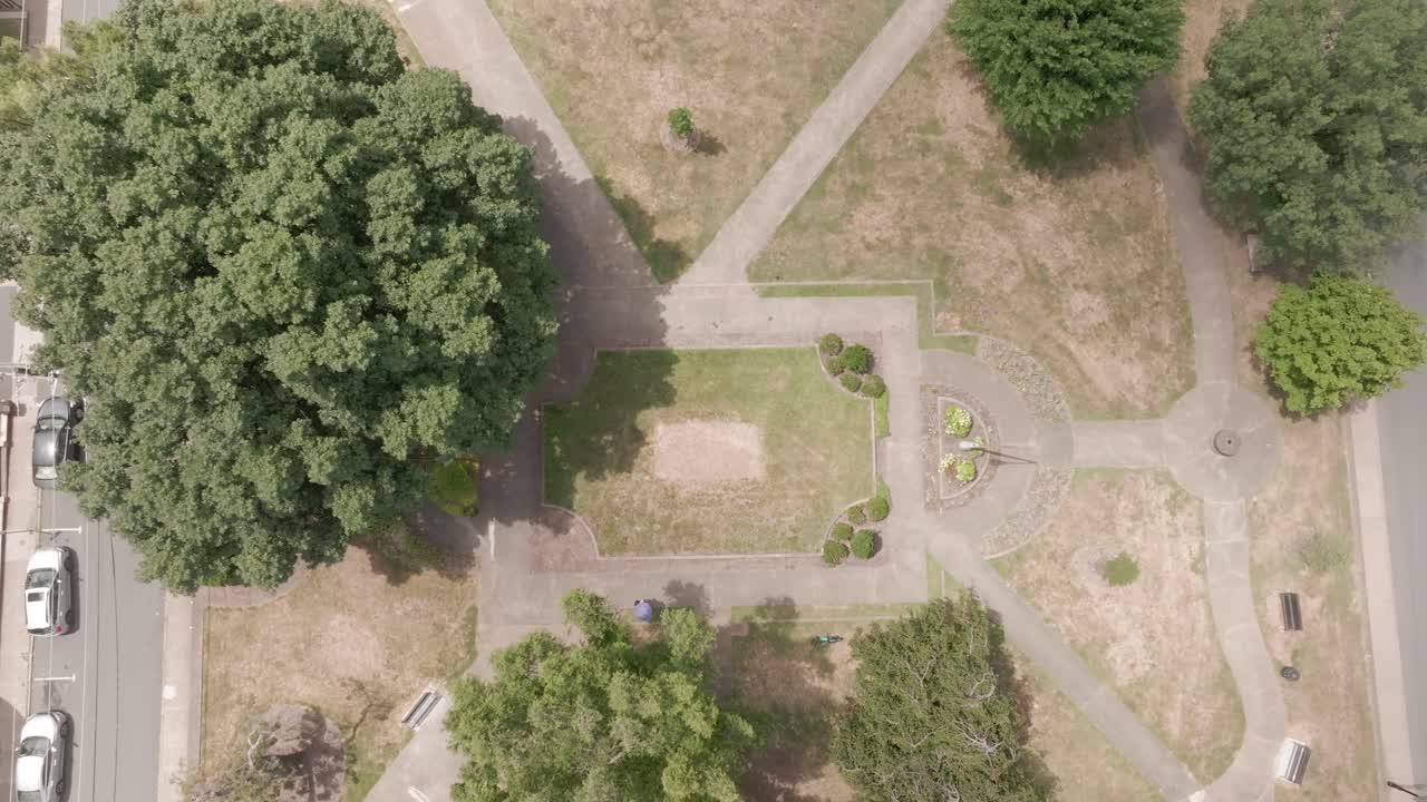 parque de emancipación charlottesville va drone aéreo mirando hacia abajo moviéndose hacia arriba