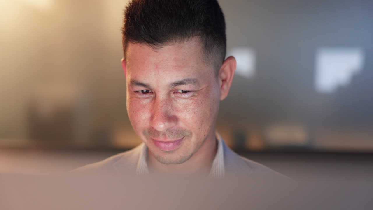 lectura, sonrisa y hombre de negocios en la oficina