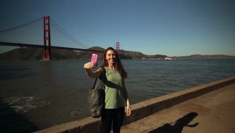 Frau-Macht-Selfie-Mit-Der-Golden-Gate-Bridge