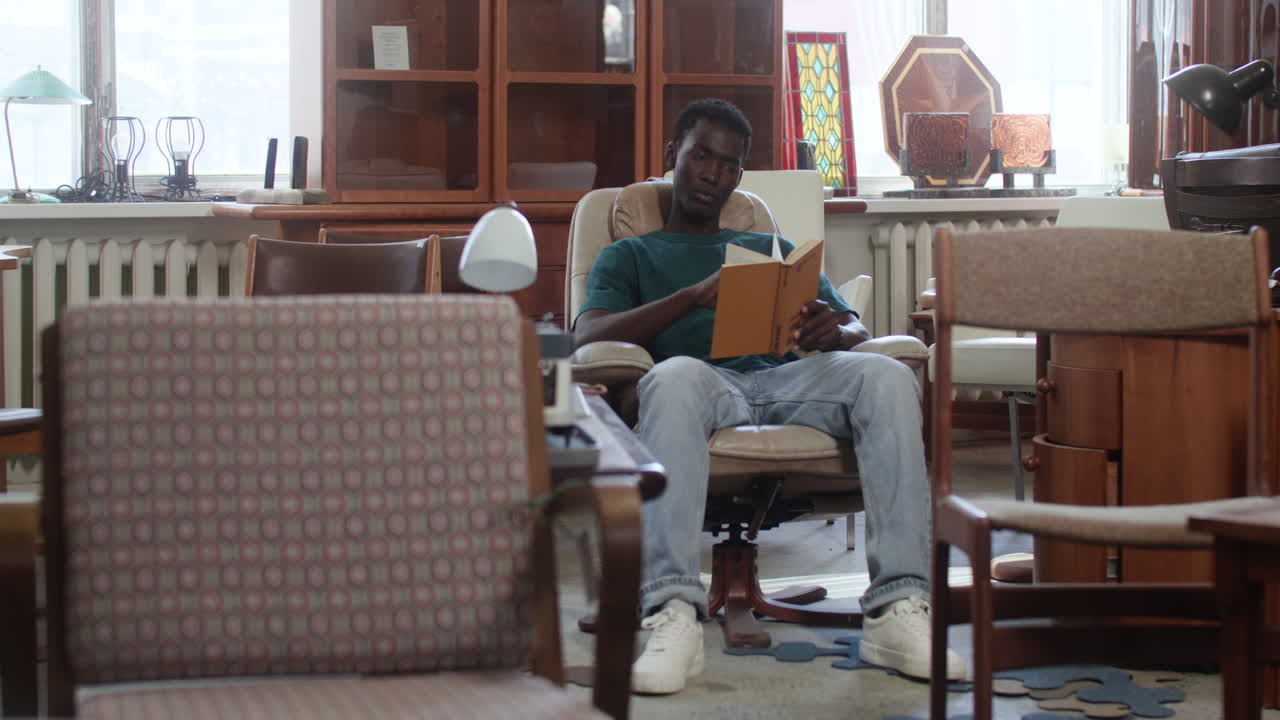 상점에 있는 아프리카계 미국인 남자