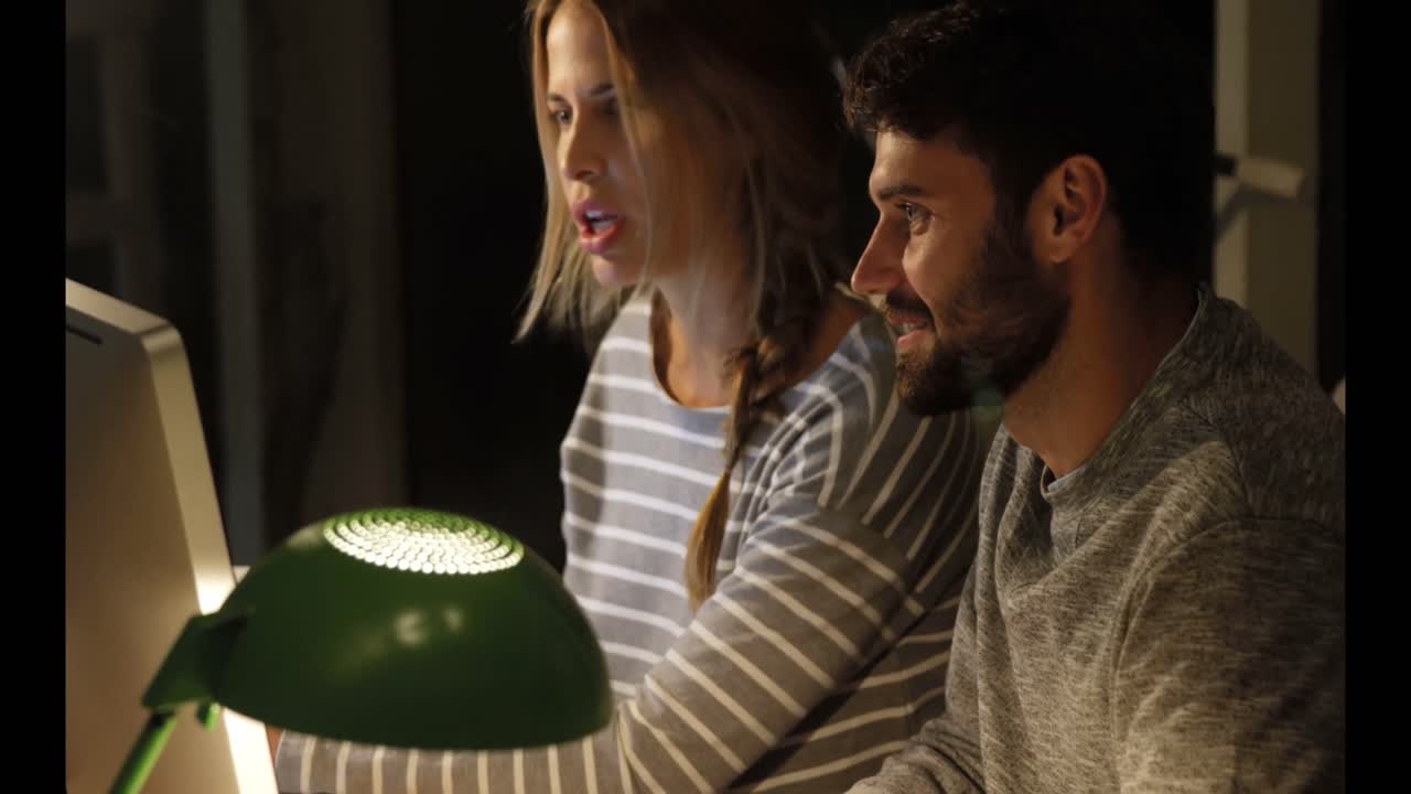 colegas discutiendo en la computadora