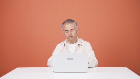 el hombre que se enojó por lo que vio en la computadora portátil.