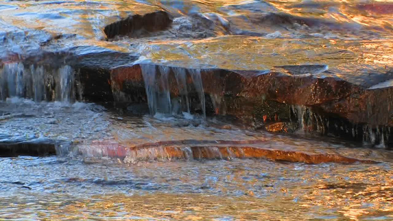 el agua fluye sobre rocas planas en los prados de tuolumne en el parque nacional de yosemite