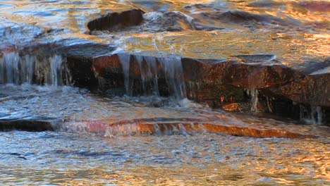 el agua fluye sobre rocas planas en los prados de tuolumne en el parque nacional de yosemite