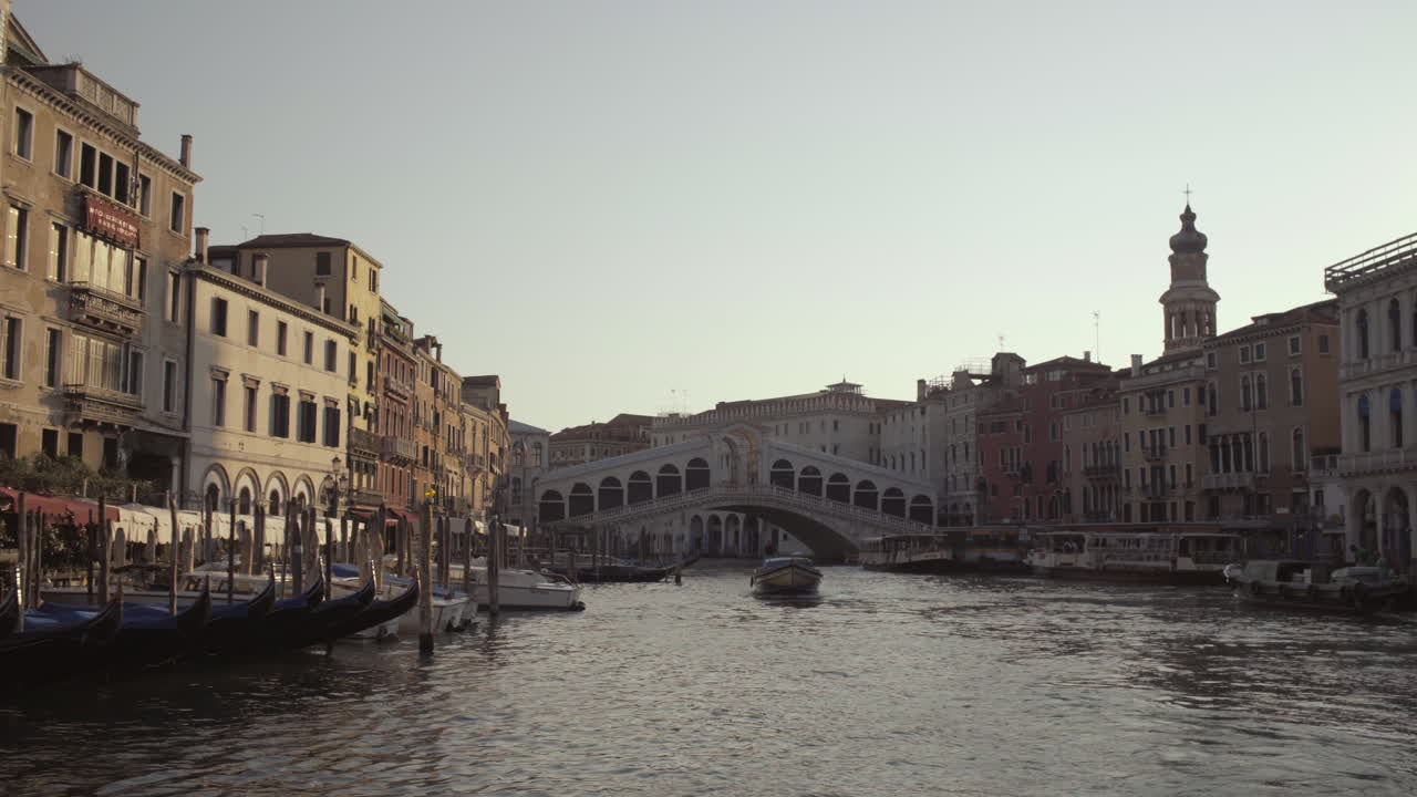 Plano general del Puente de Rialto, góndolas y edificios circundantes con la luz de la mañana, Venecia, Italia