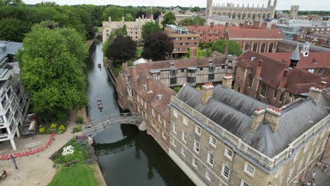 Mathematische-Brücke,-Cambridge-City,-Vereinigtes-Königreich,-Drohnen-Luftaufnahme,-4K-Videos