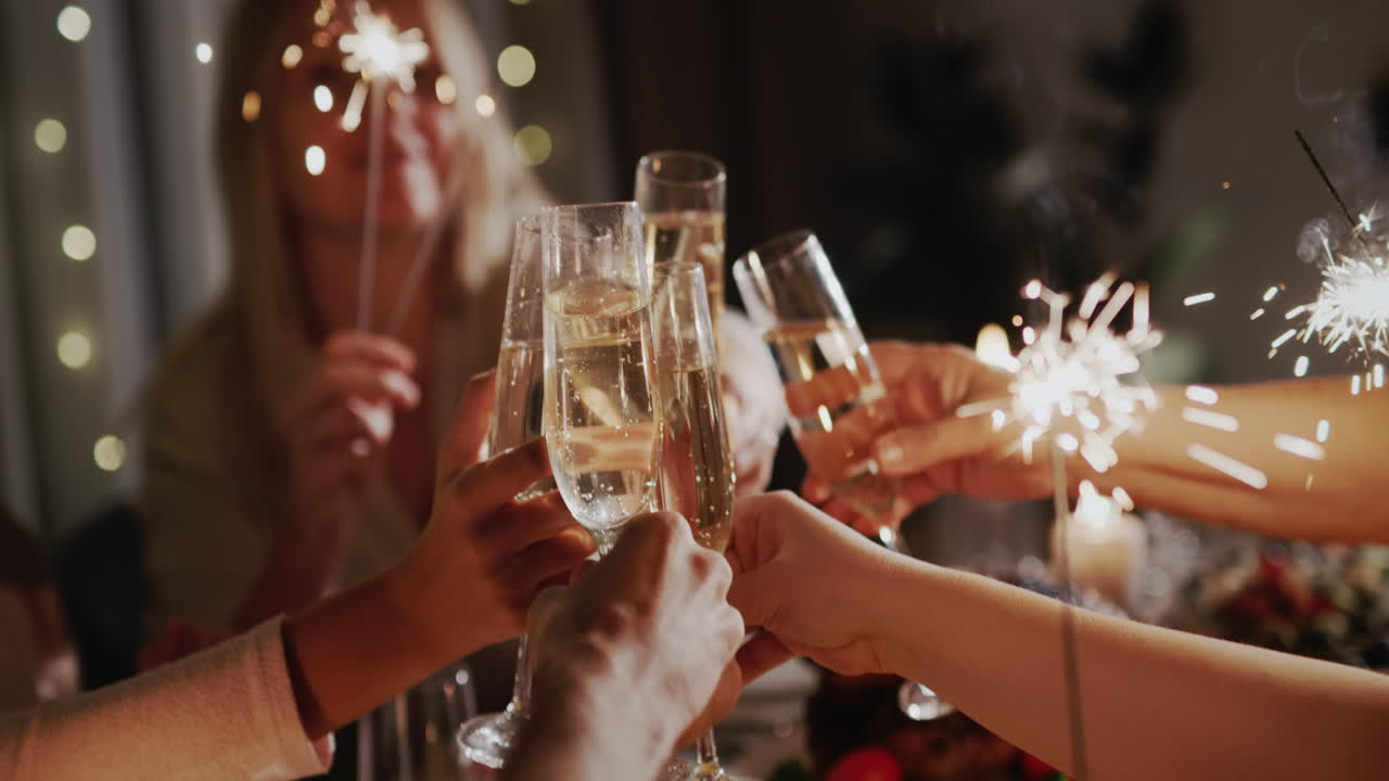 una familia amigable brinda con copas de vino espumoso en la mesa festiva.