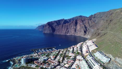 Luftaufnahme-Von-Los-Gigantes,-Hafen,-Ferienort-Mit-Hotel-Auf-Teneriffa,-Kanarische-Inseln,-Spanien