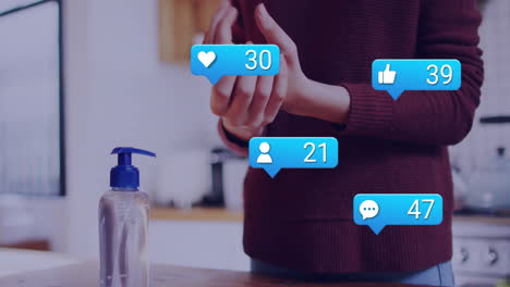 animación de iconos de redes sociales con números sobre mujeres caucásicas desinfectando las manos.