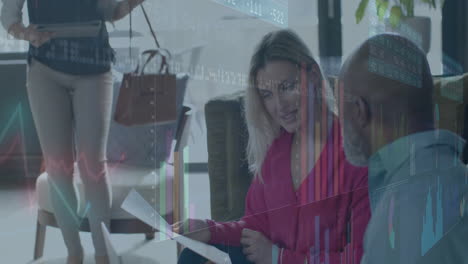 animación del procesamiento de datos financieros sobre diversas personas de negocios en la oficina