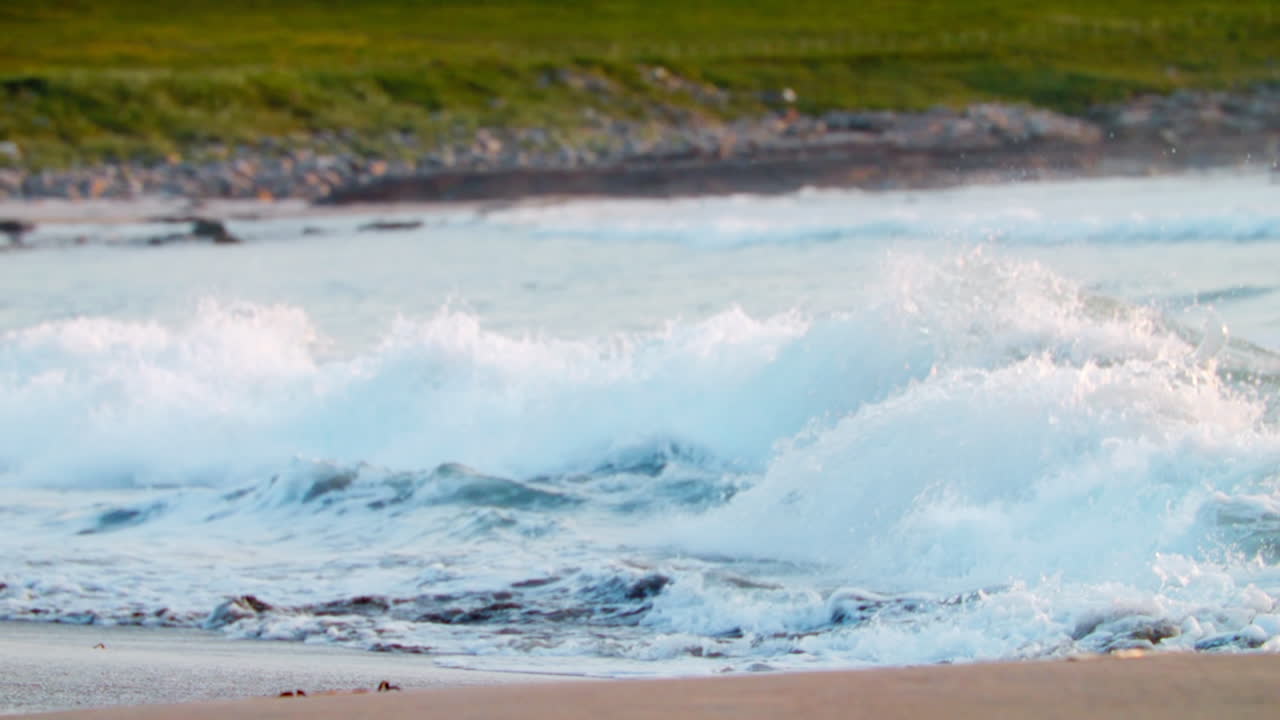 육지로 들어오는 파도의 느린 움직임