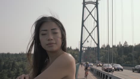 primer plano retrato de una chica asiática muy hermosa en el puente de la puerta de los leones, cámara lenta