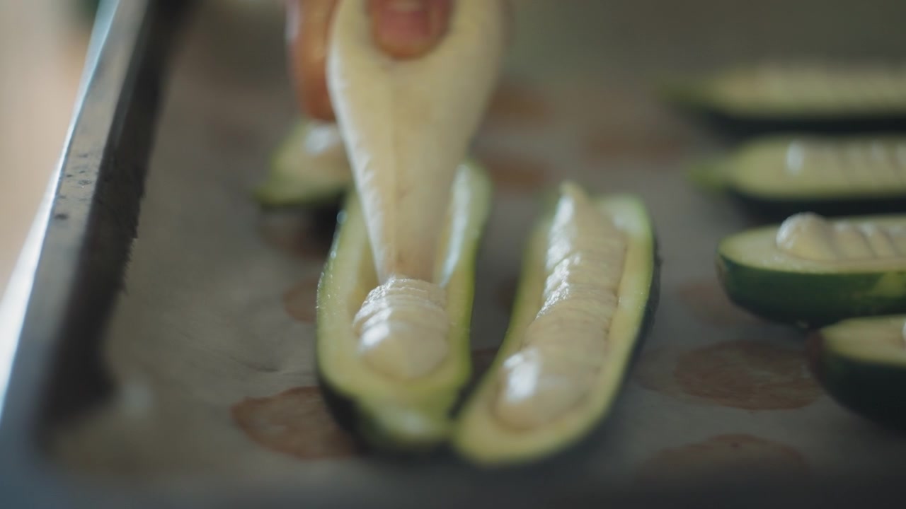 Zucchina ripiena di crema vegetale