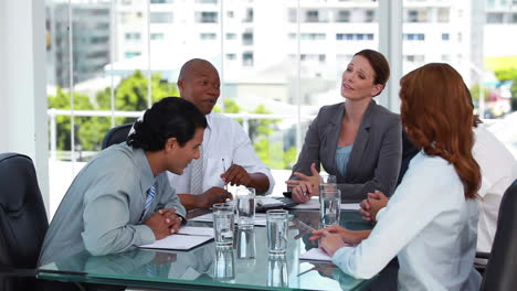 Gente-De-Negocios-Terminando-Una-Reunión