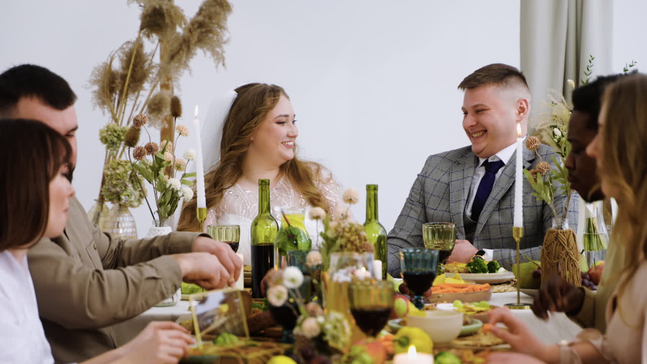 personas disfrutando del banquete