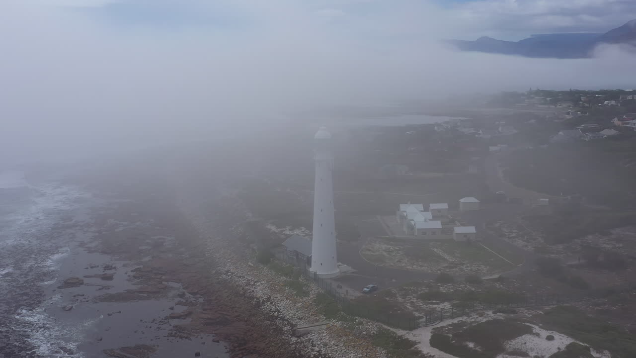 fotografía aérea alrededor del faro de hangklip sudáfrica mañana brumosa
