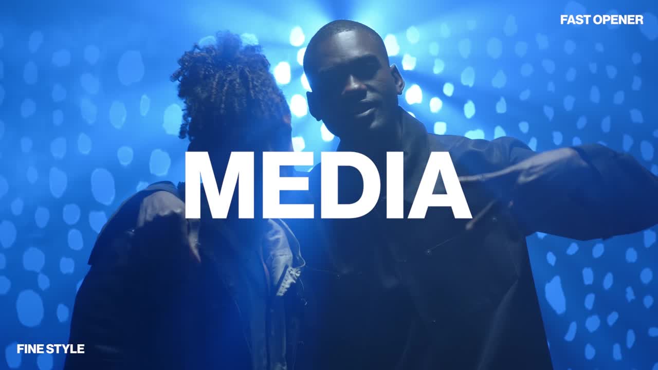 Stiliga män poserar i studio med dynamiska visuella effekter.